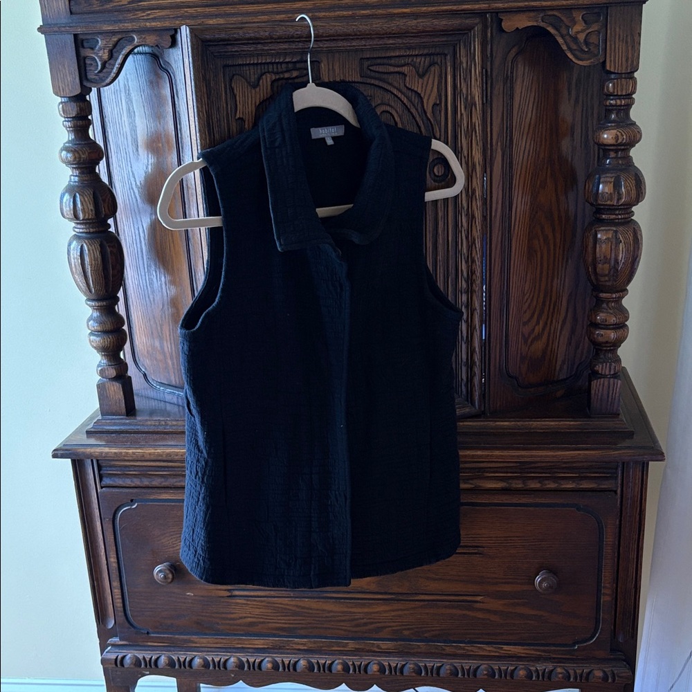 Black Sleeveless Women's vest